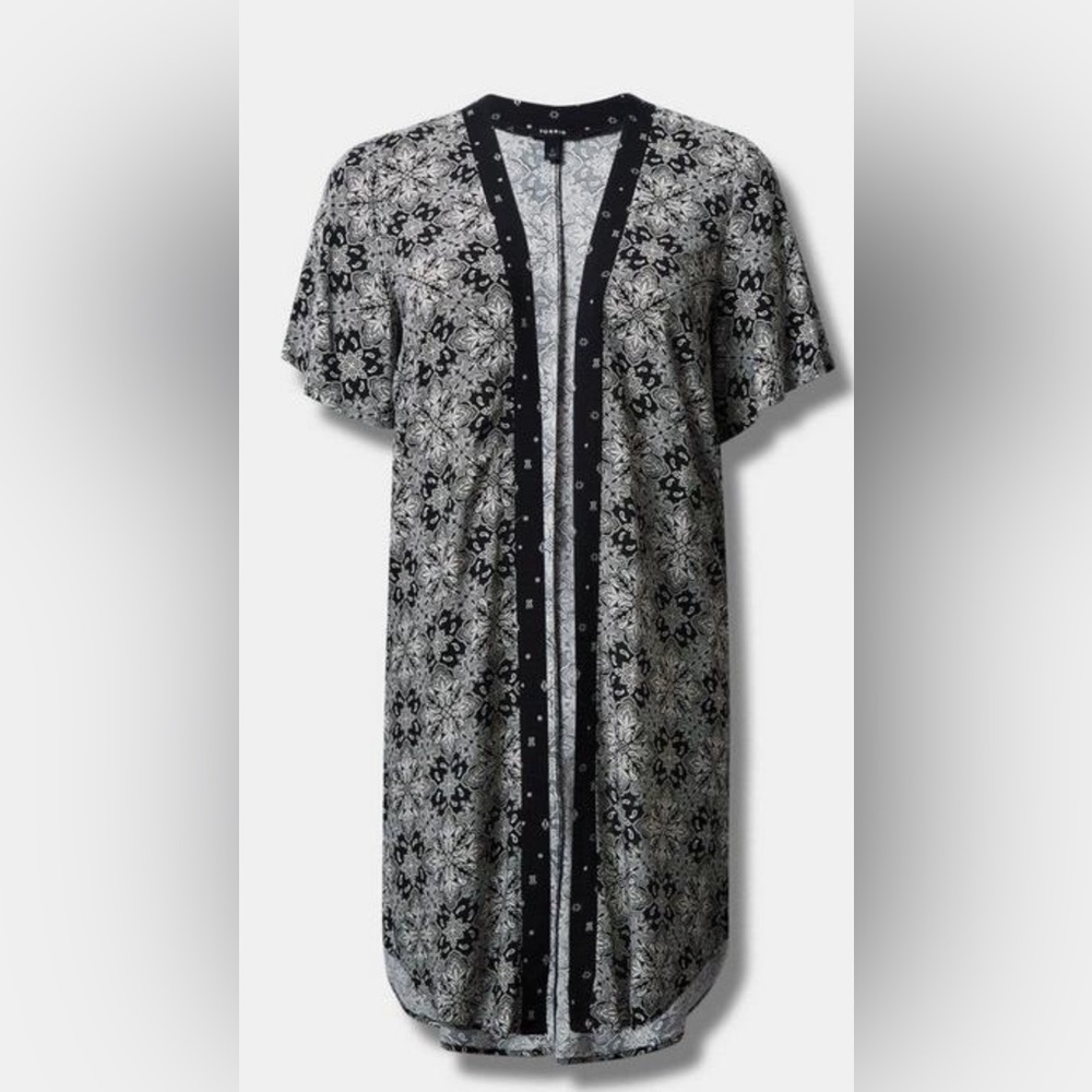 TORRID Challis Dolman Shirttail Kimono: BLACK/WHITE: NEW WITH TAGS: SIZE 2